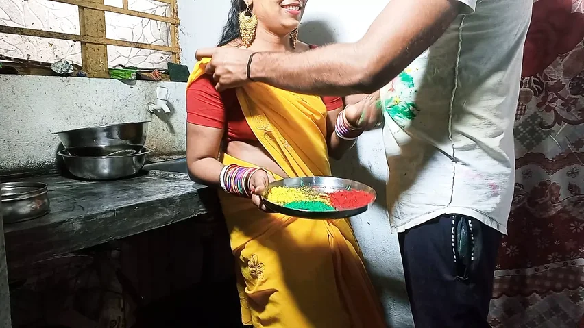 Holi Me Chudai Video - HOLI Par Stunning Bhabhi ko Color Lagakar Kitchen Stand Par Khood Choda