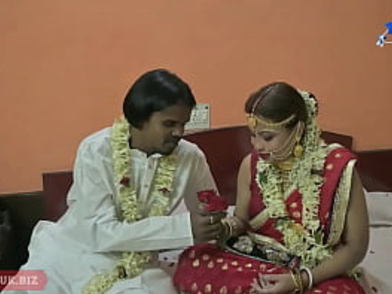 Observe Smita and Baar 095's Desi wedding night with a banglilynx twist!