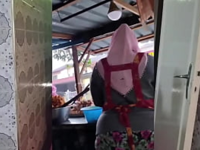 Ginormous Indonesian COUGAR in hijab takes on a good-sized weenie like a professional